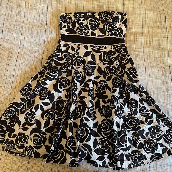 le chateau Dresses & Skirts - Strapless A-line ale Chateau rose pattern dress